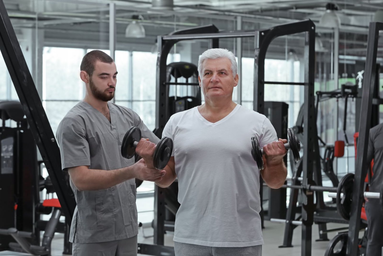 Séance de fitness médical supervisée par un physiothérapeute
